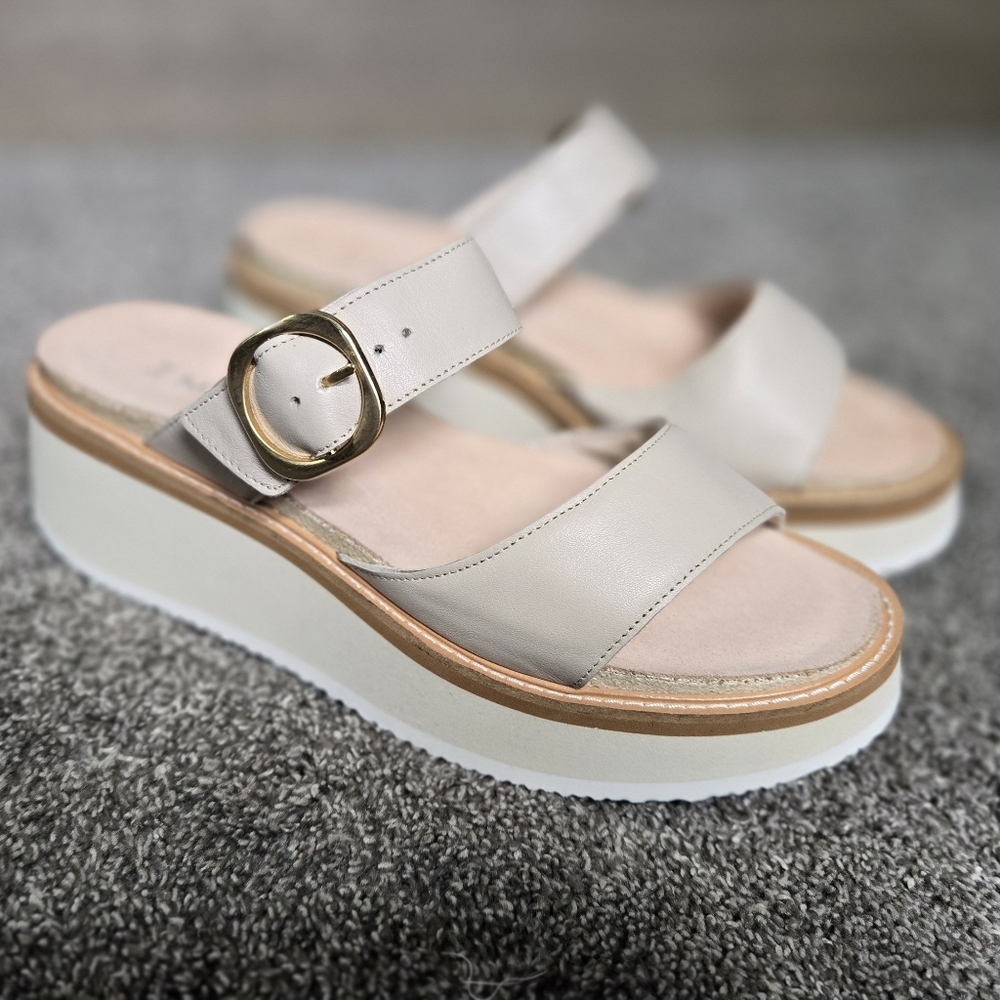 Naot Halvah Ivory Soft Leather Platform Sandals NEW size 39 (US 8/8.5)